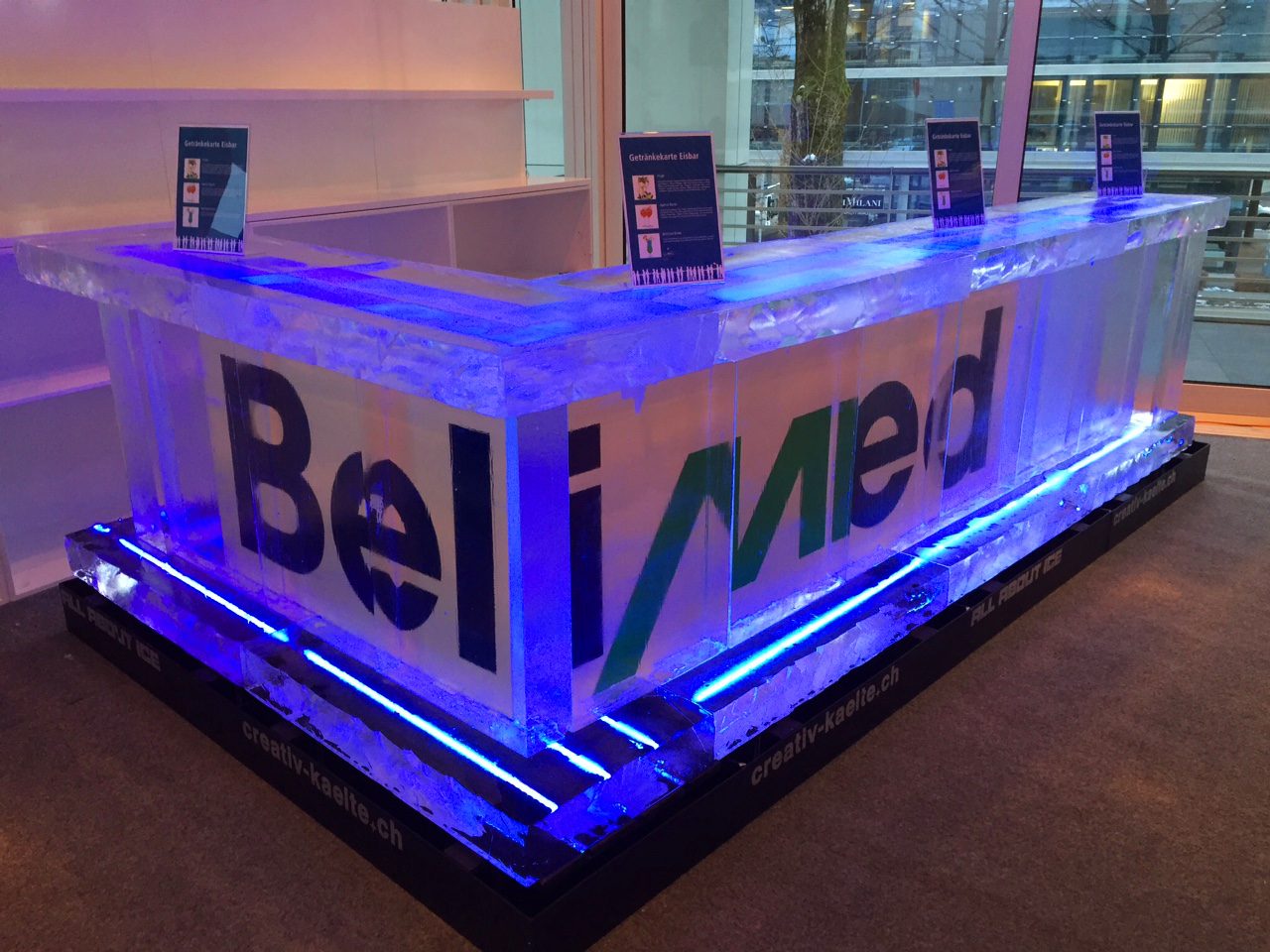 Blau beleuchtete Eis-Bar mit Belimed-Schriftzug