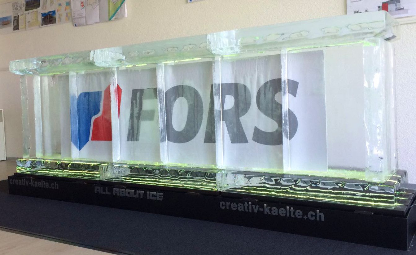 Eis-Bar mit Fors-Logo auf schwarzem Sockel