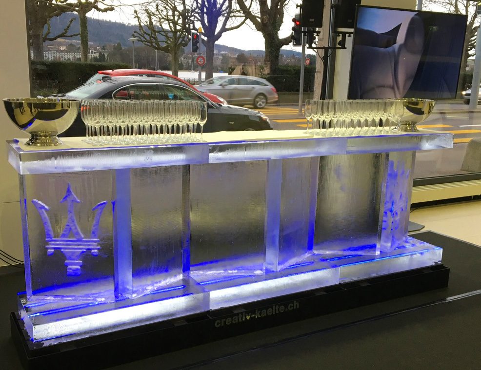 Eis-Bar mit Dreizack-Logo und aufgestellten Gläsern
