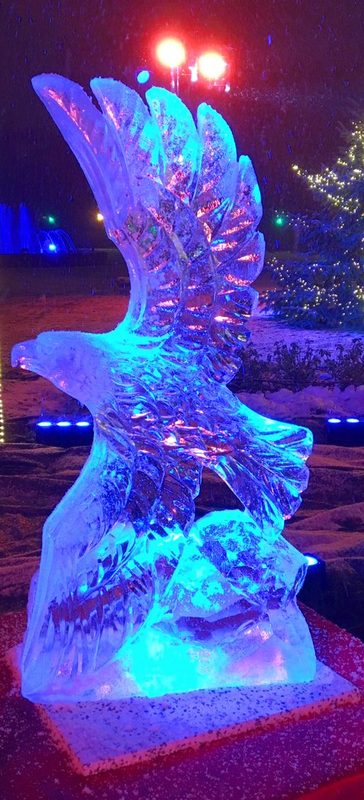 Blau beleuchteter Adler aus Eis
