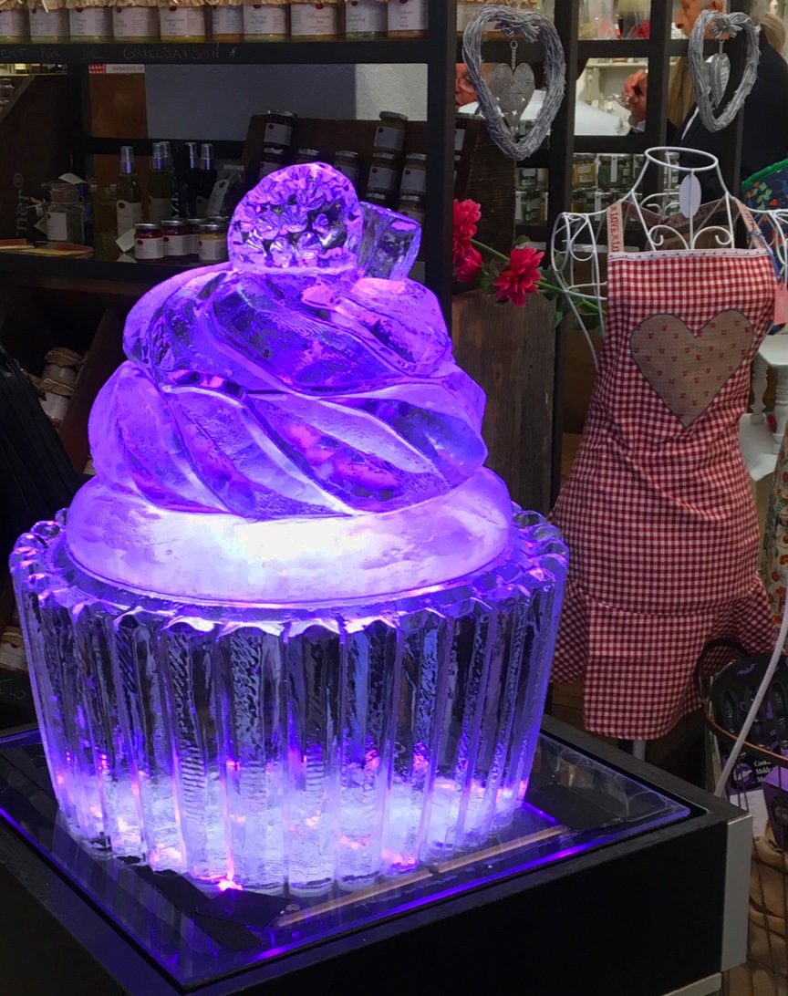 Violett beleuchteter Cupcake aus Eis