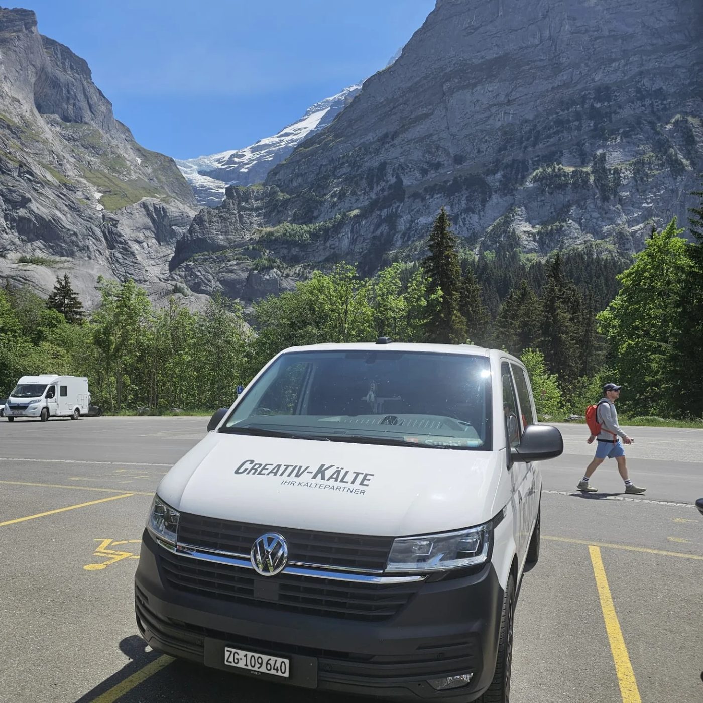 Servicebus von Creativ-Kälte vor Bergkulisse