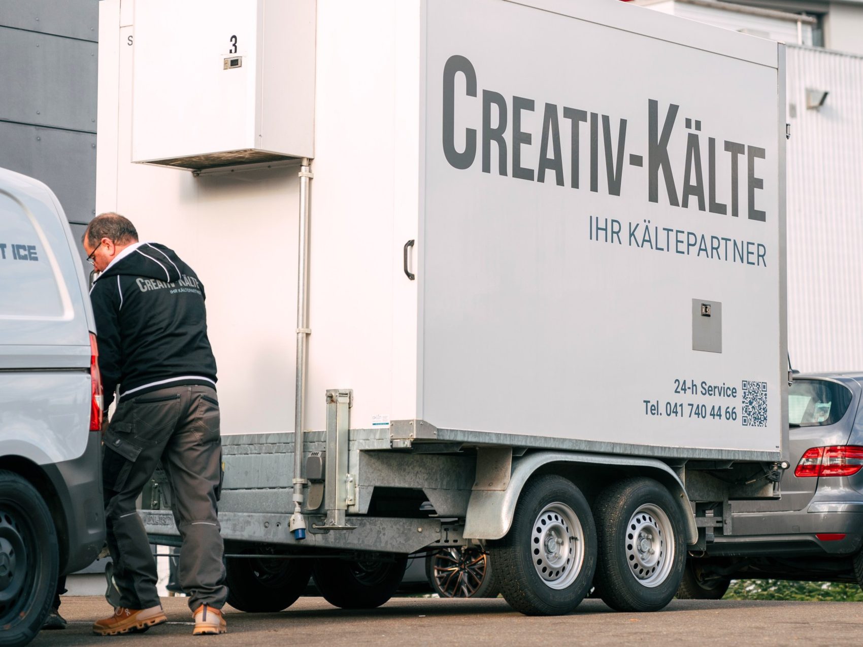 Kühlanhänger mit der Aufschrift Creativ-Kälte, Ihr Kältepartner