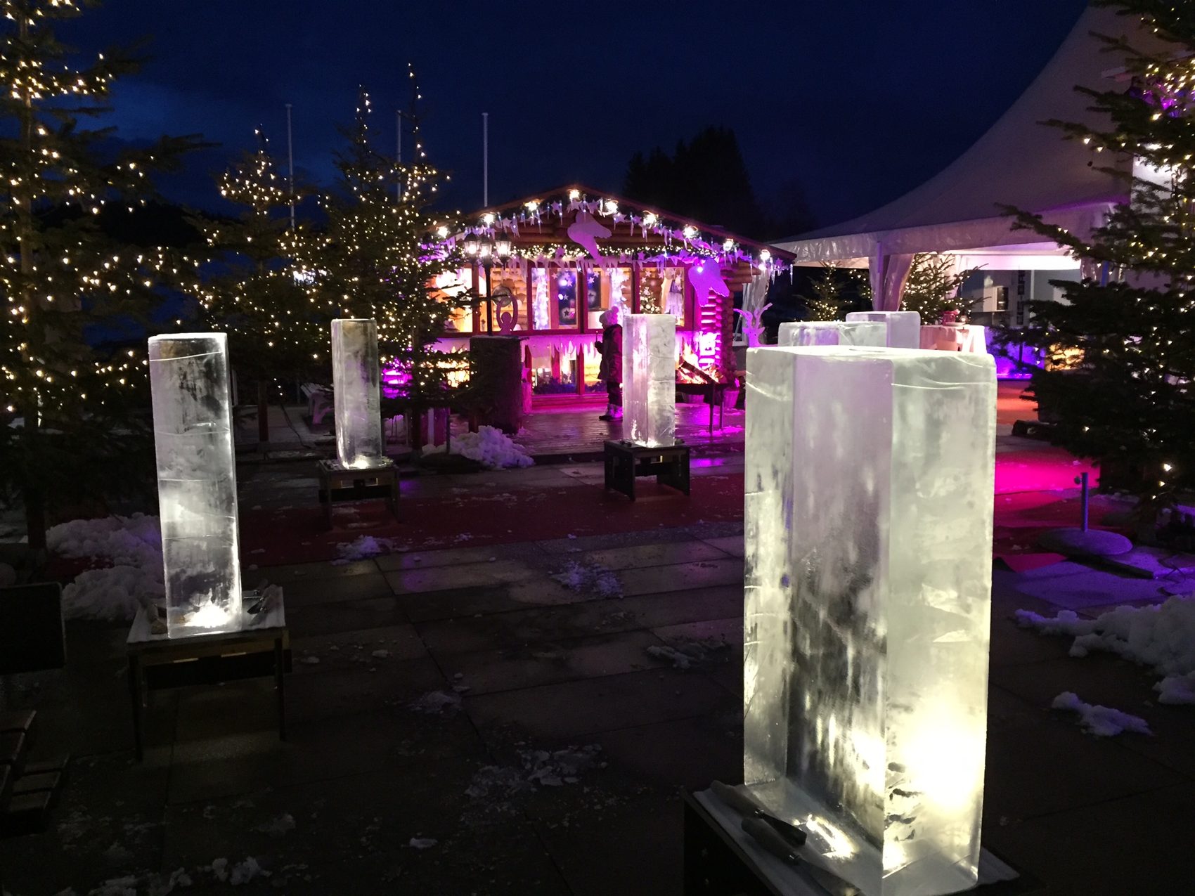 Eisblöcke vor einem beleuchteten Event-Zelt am Abend
